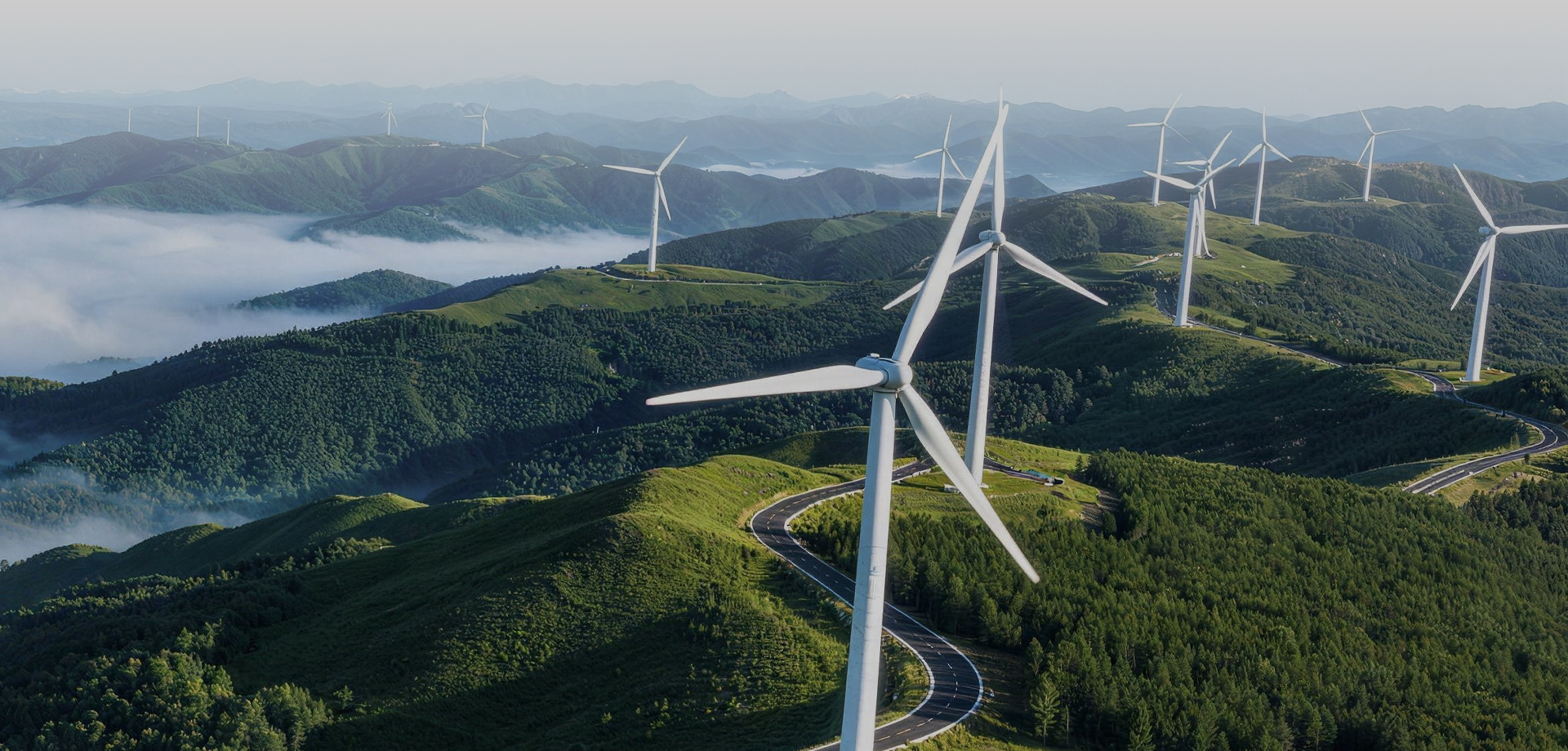 绿色山峦中的风力发电机